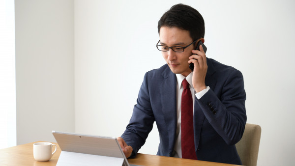 電話をかける男性の画像