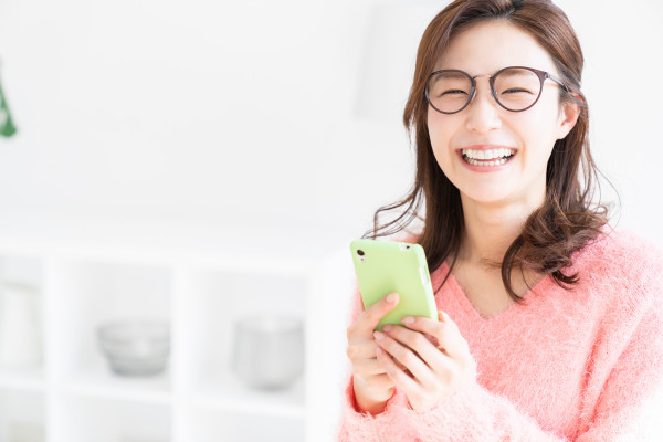 メガネで笑顔の女性の画像